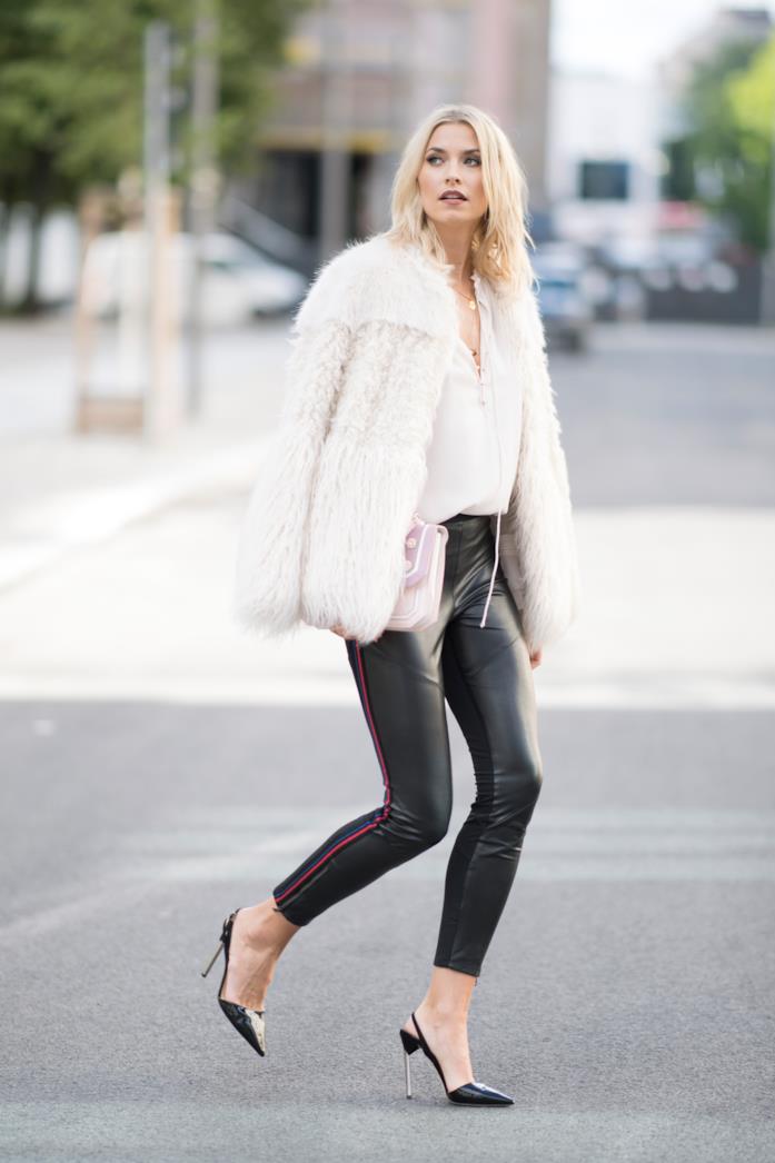 Blusa, pantaloni di pelle e décolleté Una combo perfetta per le donne di carattere