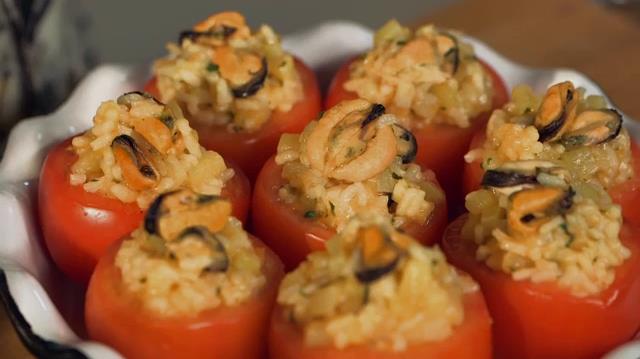 Pomodori con ripieno di riso, patate e cozze Pomodori con riso, patate e cozze