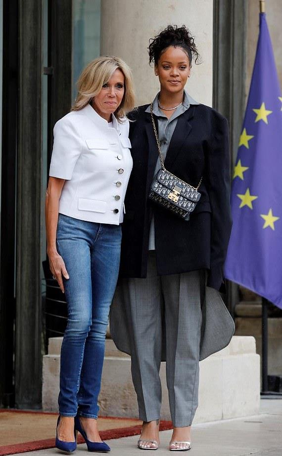 Brigitte Macron e Rihanna, cosa ci fanno insieme? Il look di Brigitte Macron e Rihanna