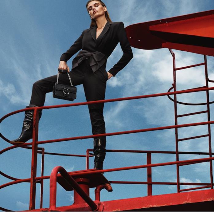Madison Headrick per Pinko Madison Headrick per la campagna AI 2019 di Pinko
