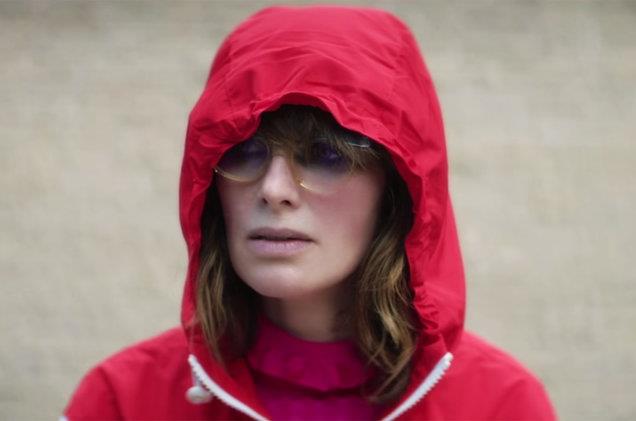 Lena Headey nel video dei Kasabian Lena Headey con il cappuccio rosso in testa