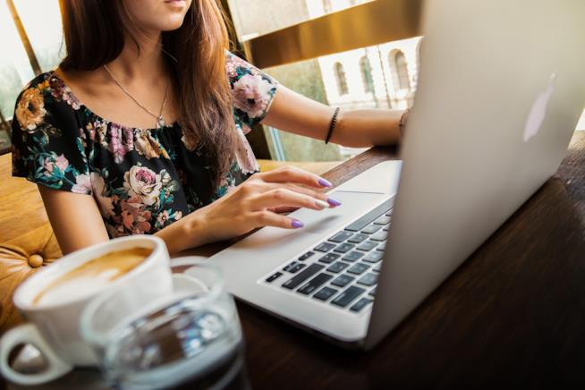 Lavoro, valorizzare le donne conviene: ecco come fare. Una donna che lavora.