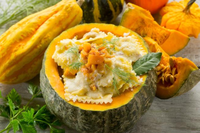 Tortelli di zucca fatti in casa Ricetta tortelli di zucca fatti in casa con pesto di mandorle e pomodorini