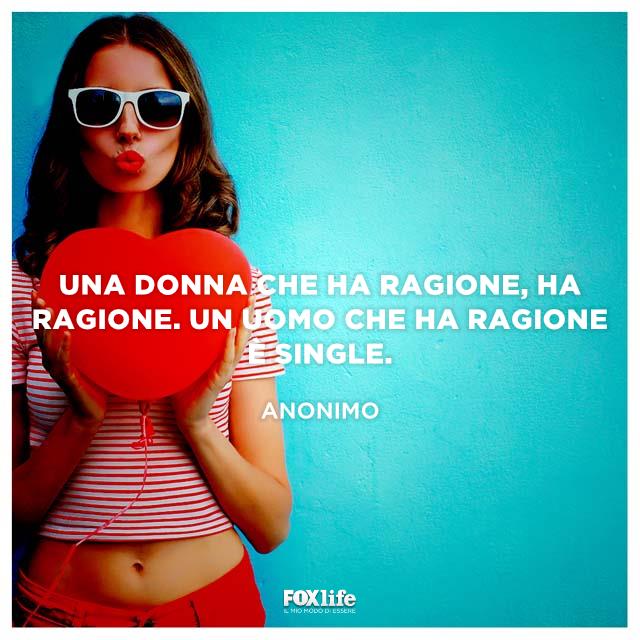 Frase sulle donne Donna con un palloncino a forma di cuore in mano