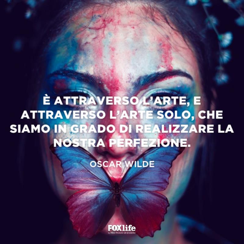 Frase arte Primo piano di ragazza dal volto dipinto