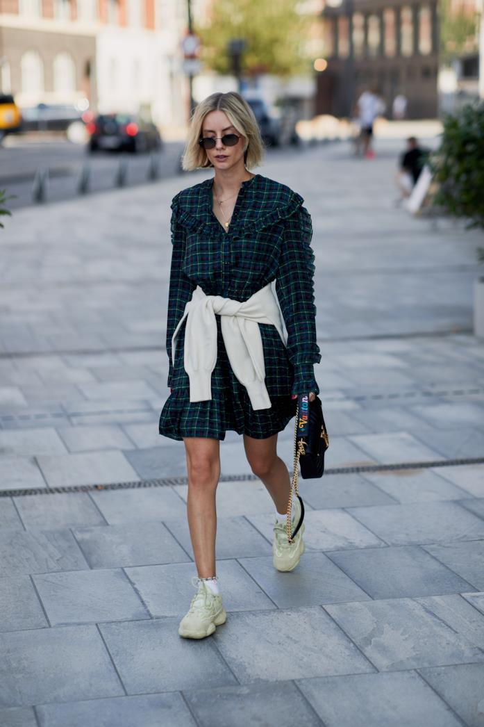 Outfit casual con sneakers Outfit casual con sneakers beige