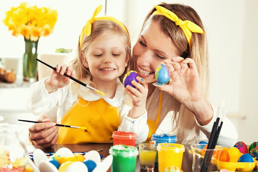 Lavoretti di pasqua fai da te Mamma e figlia che decorano uova pasquali