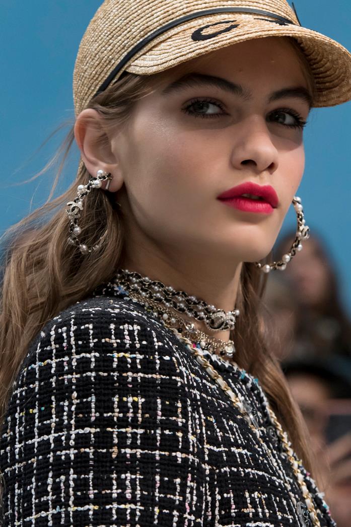 Orecchini a cerchio Chanel Dettaglio Orecchini a cerchio Chanel SS19