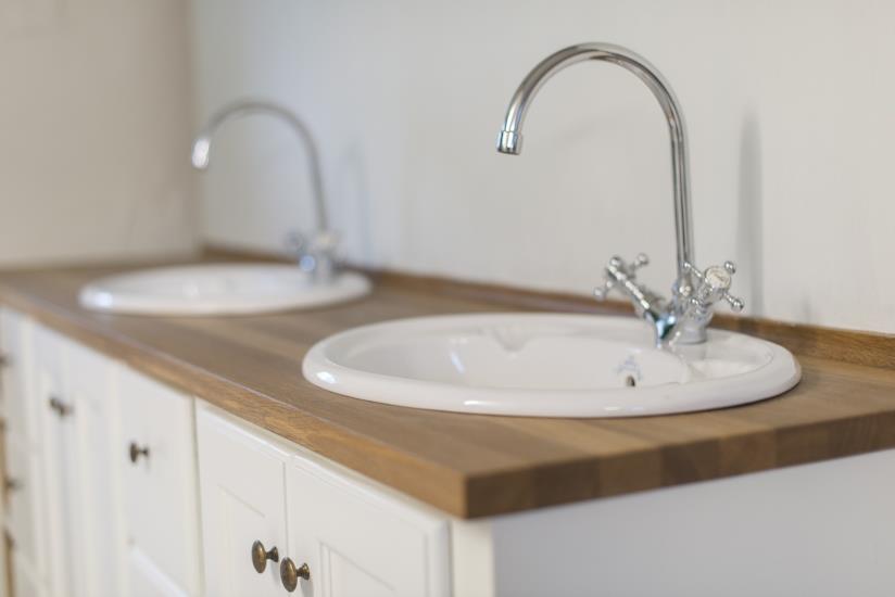 Un bagno lungo e stretto può essere valorizzato con 7 trucchi infallibili che vi sveliamo 7 trucchi infallibili per arredare un bagno lungo e stretto rendendolo meraviglioso