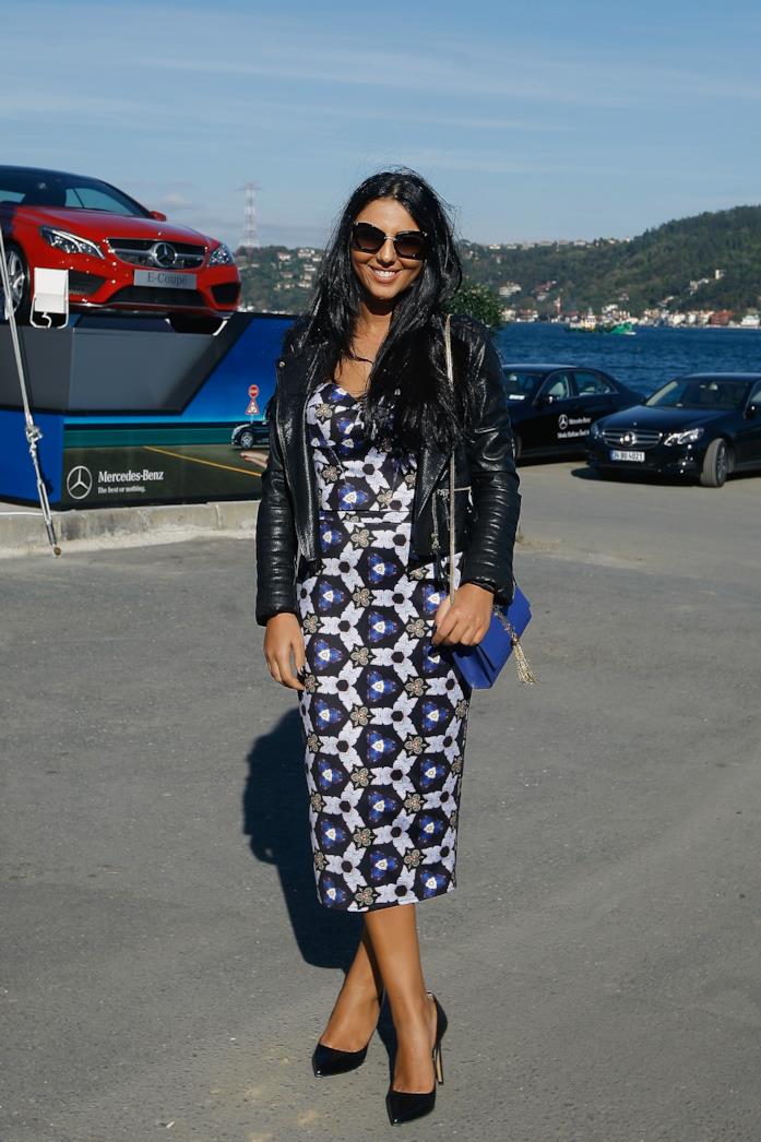 Abito midi stampato e tacchi alti Midi dress a fantasia e scarpe con il tacco