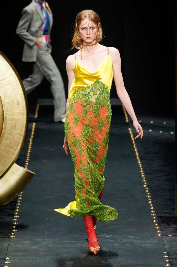 Abito sottoveste in passerella per Versace Un look Versace d'ispirazione vintage