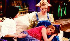I personaggi femminili delle serie TV anni '90 più iconici Phoebe, Rachel e Monica in una scena di Friends