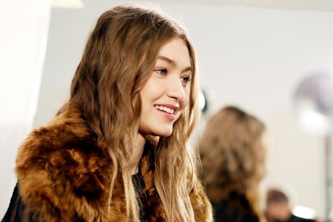 Gigi Hadid in un backstage