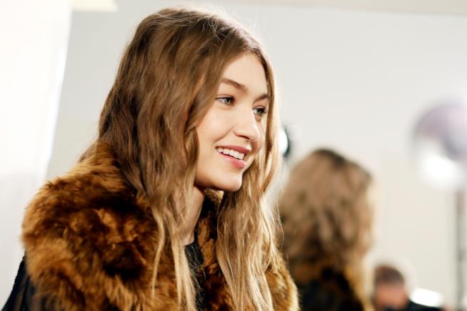 Gigi Hadid, look palla da discoteca Gigi Hadid in un backstage