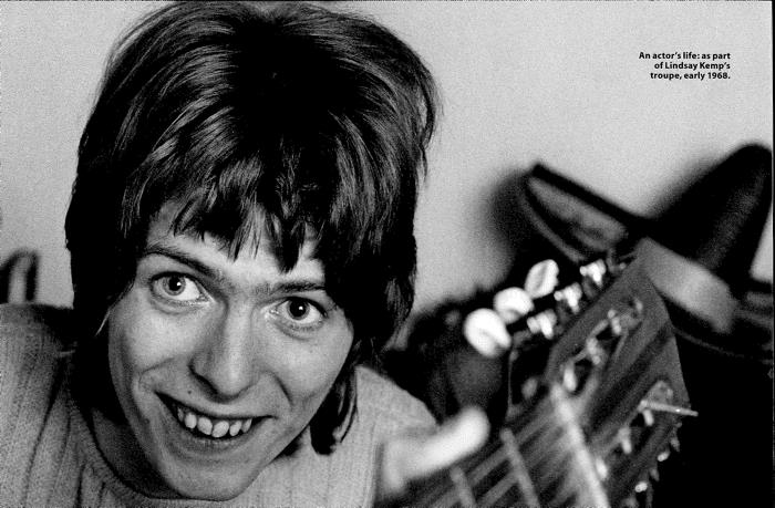 David Bowie con la sua chitarra nel 1968 David Bowie posa per Lindsay Kemp nel 1968, con la sua chitarra in mano