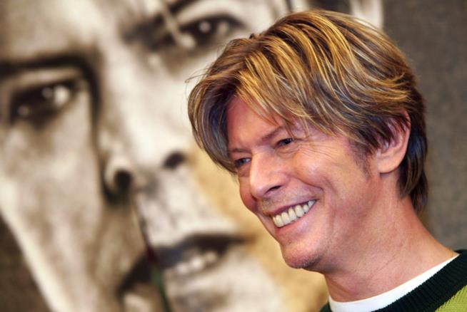 Gigantografie e speciali biglietti metropolitani in vendita a New York per ricordare David Bowie David Bowie a New York