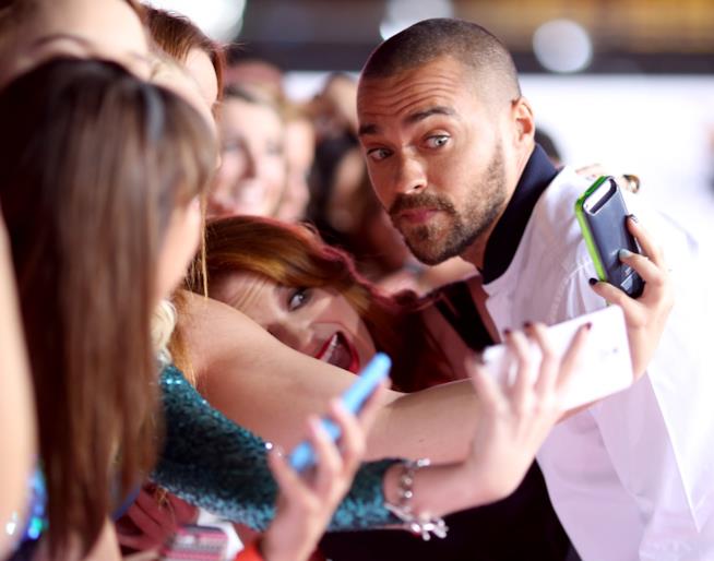 Jesse Williams e Sarah Drew sono rimasti in contatto dopo l'addio di April Jesse Williams e Sarah Drew nel finale di Grey's Anatomy 14