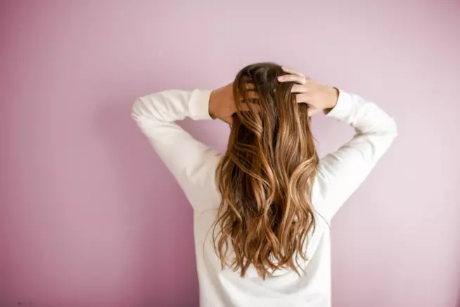 Capelli castani, piccoli accorgimenti per una chioma perfetta. Una donna con i capelli sciolti