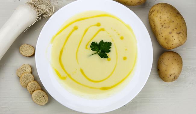 Vellutata di porri e patate: la ricetta con brodo vegetale e yogurt bianco Vellutata di porri e patate