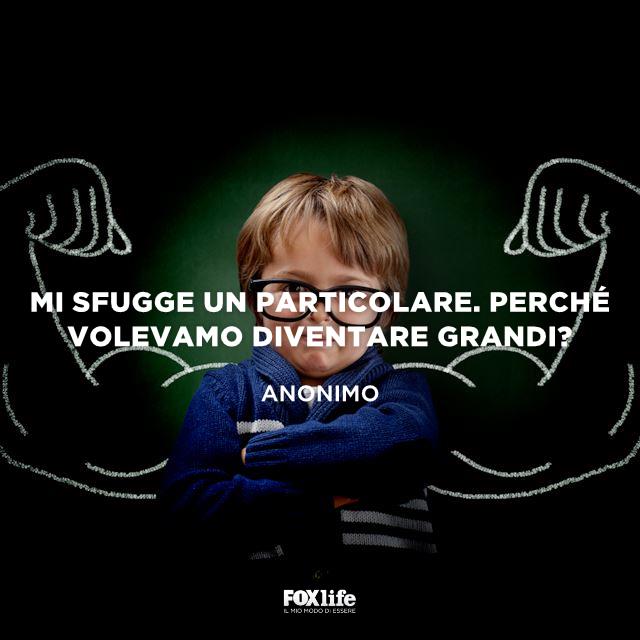 Tornare bambini Bambino a braccia conserte imbronciato