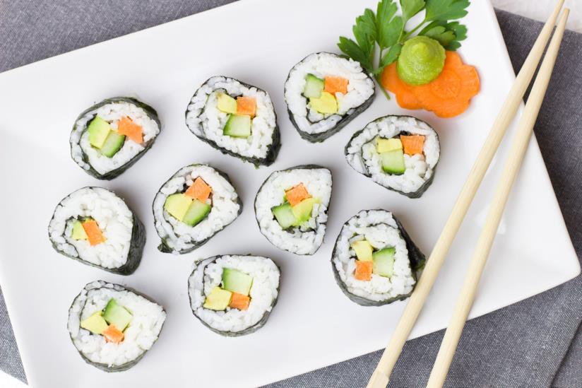 Un piatto di sushi sushi
