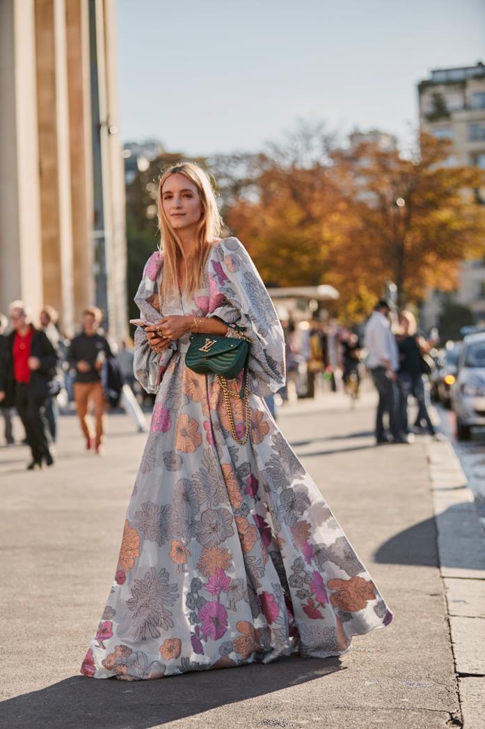 Maxi dress a fiori e borsa verde Abito lungo dalla stampa floreale e handbag verde