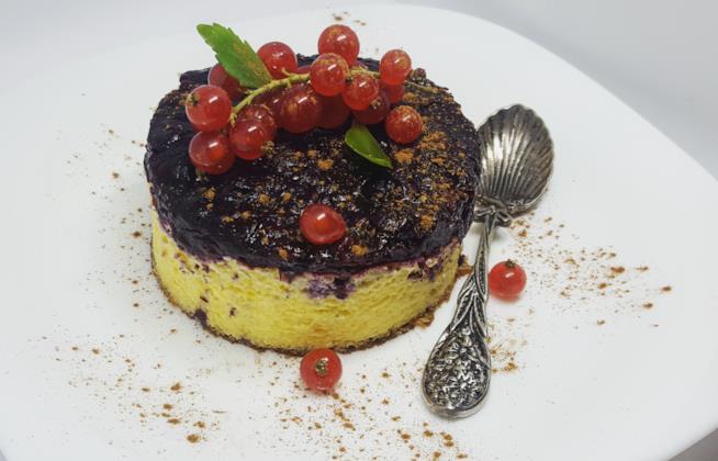 Dolce con frutti di bosco Tortino con marmellata