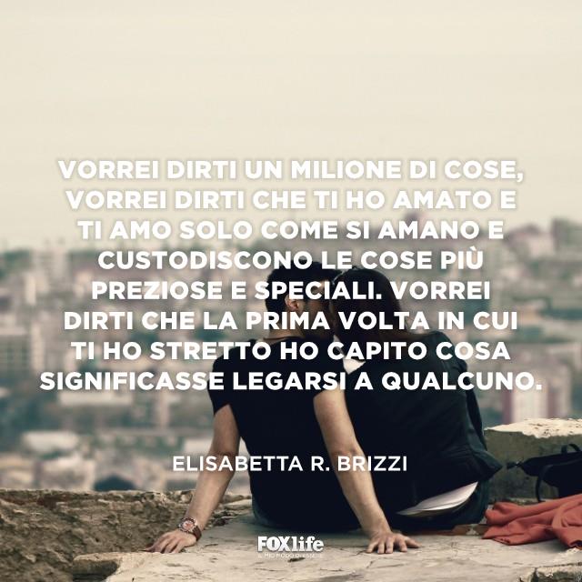 Citazione Elisabetta R Brizzi Ragazzi si baciano di fronte a un panorama cittadino