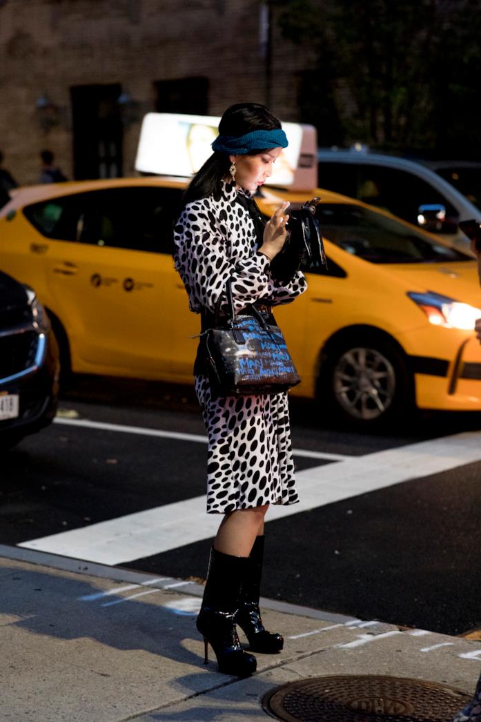 Outfit casual per la sera Outfit casual per la sera vestito fantasia con stivaletti lucidi