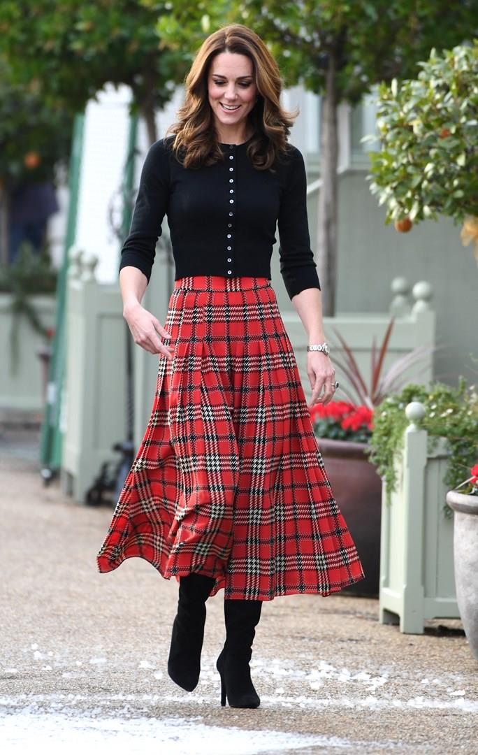 Kate Middleton ispirazione per il look delle feste di Natale con gonna tartan Kate Middleton con look tartan