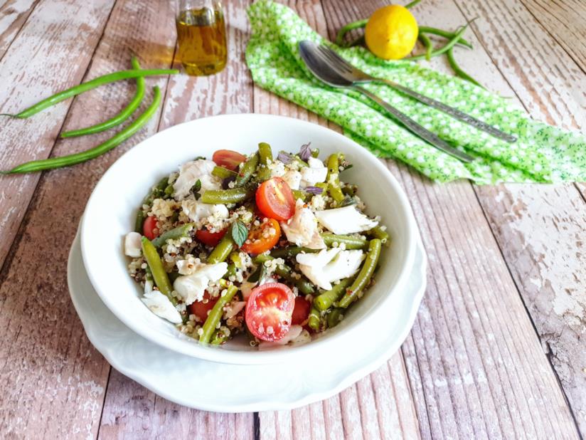 Insalata quinoa merluzzo Piatto con cereali, pesce e verdura