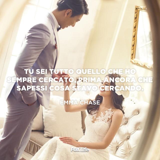 Frase Chase Uno sposo tiene per mano la sposa