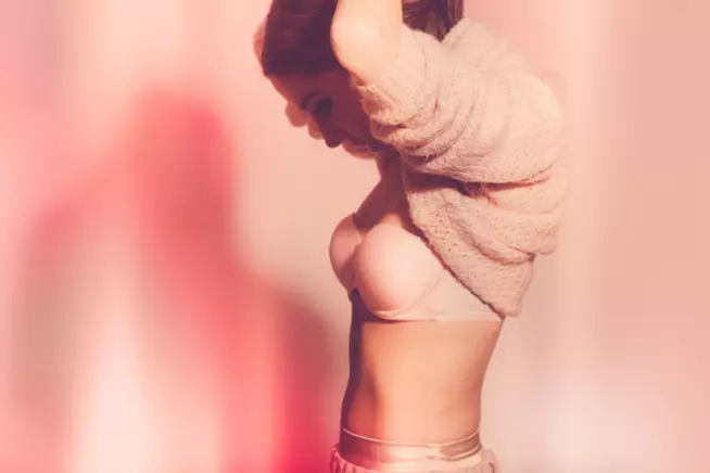 La lingerie perfetta per le Millennial Ragazza indossa lingerie sui toni del rosa