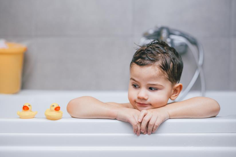 Come attrezzare un bagno per i bambini Bambino in bagno