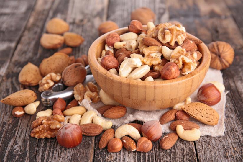 Noci e frutta secca Una ciotola di noci mandorle e frutta secca