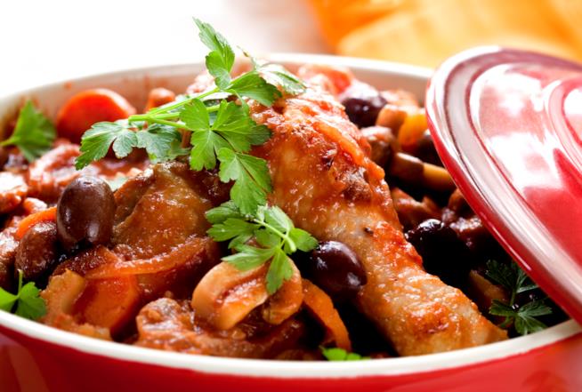 La ricetta del pollo alla cacciatora con olive e capperi Pollo alla cacciatora con capperi e olive, la ricetta