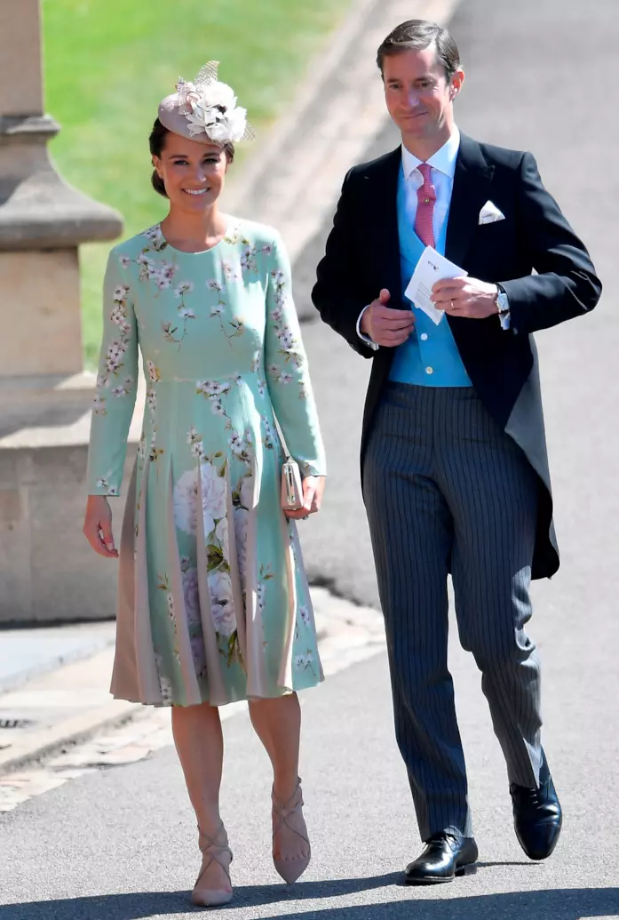 Abito midi a stampa floreale e accessori nude per Pippa Middleton Abito a fiori e décolleté nude per la sorella di Kate