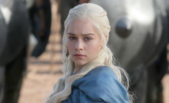 I capelli biondi di Daenerys di Game of Thrones di moda Daenerys di Game of Thrones in una scena