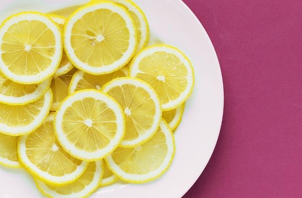 Limoni come rimedio naturale per la pelle Fettine di limone su un piatto