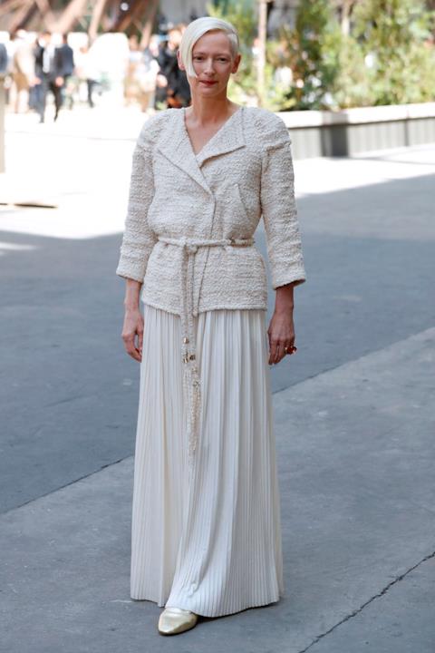 Tilda Swinton in total white alla sfilata Chanel