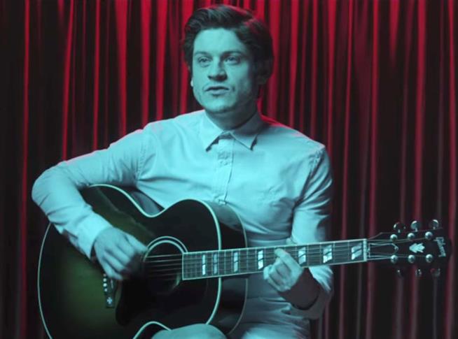 10 attori di GoT che sanno cantare Iwan Rheon con la chitarra in mano