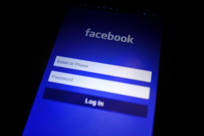 Porta e Portal+: i dispositivi targati Facebook per le videochiamate e molto altro. Uno smartphone con la schermata iniziale di Facebook.