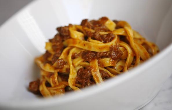 Tagliatelle all'uovo con il ragù al prosciutto Tagliatelle al ragù di prosciutto
