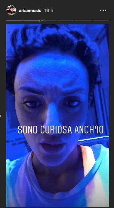 Arisa in ospedale per una botta in testa Primo piano di Arisa, con luce blu, e la scritta sono curiosa anch'io