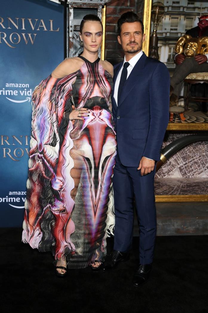 Cara Delevingne stupisce con un look Iris Van Herpen Cara Delevingne e Orlando Bloom sul red carpet
