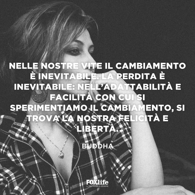 Il cambiamento è inevitabile Primo piano di una donna pensierosa