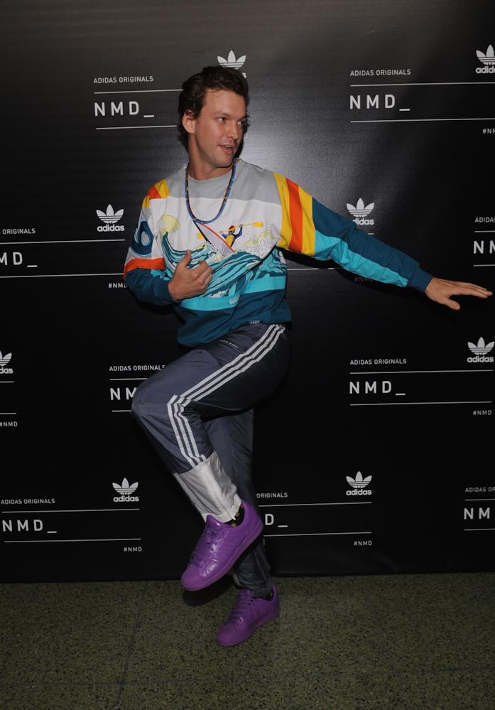 Max Heiges con le adidas superstar supercolor Max Heiges con le adidas superstar supercolor