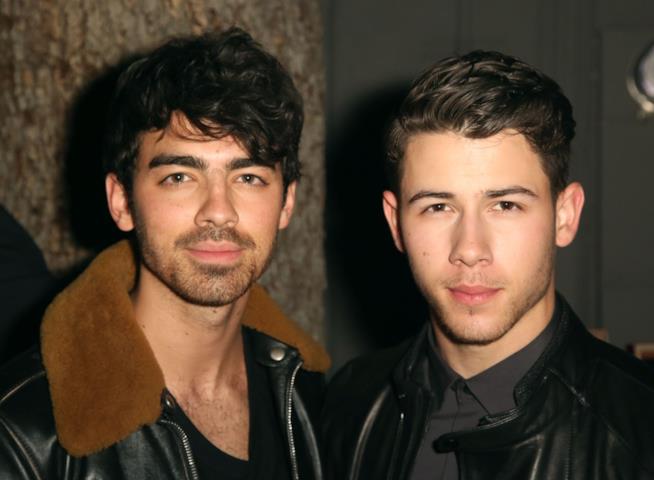 I fratelli Jonas escono con le loro fidanzate, Priyanka Chopra e Sophie Turner I fratelli Jonas
