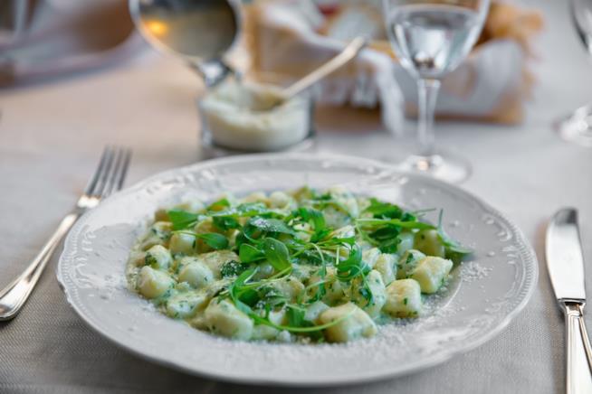 Ricetta gnocchetti verdi di ricotta, bietola e rucola con salsa di parmigiano Gnocchetti di ricotta, bietola, rucola e parmigiano