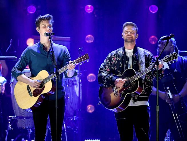 Shawn Mendes e Justin Tuimberlake al 2018 iHeartRadio Music Festival ia Las Vegas Shawn Mendes e Justin Tuimberlake sul palco insieme